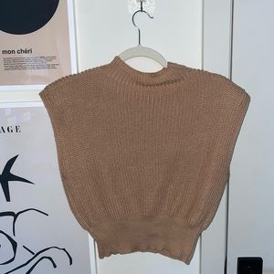 Thin shoulder pad sleeveless sweater